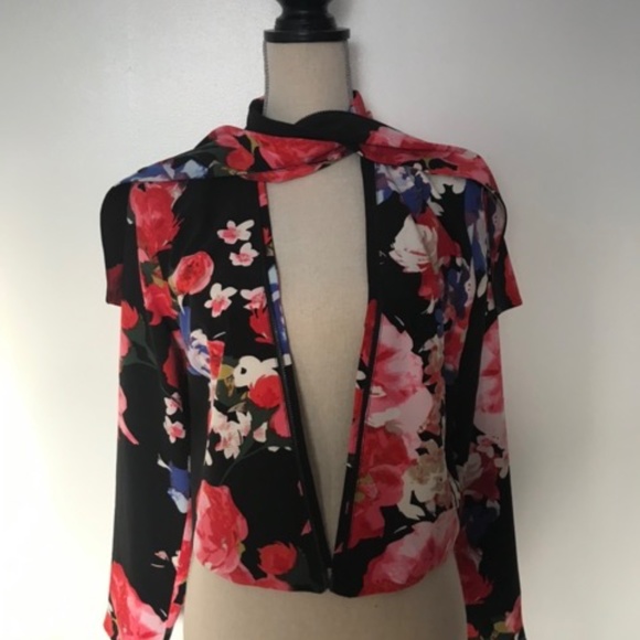 A Fun yet Elegant GUESS Short Blazer - Picture 4 of 6